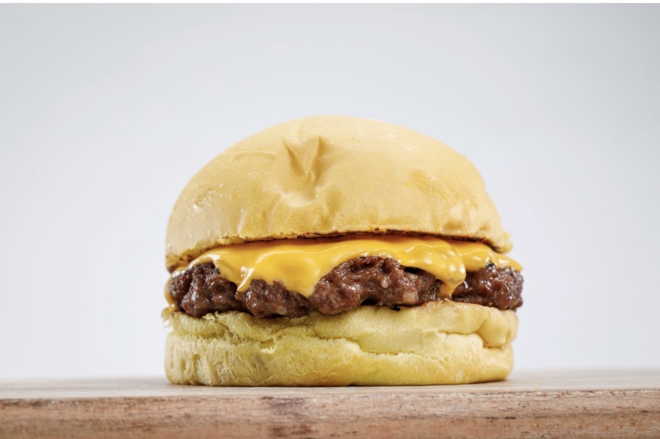 CHEESEBURGUER + EXTRA CRUNCH FRIES